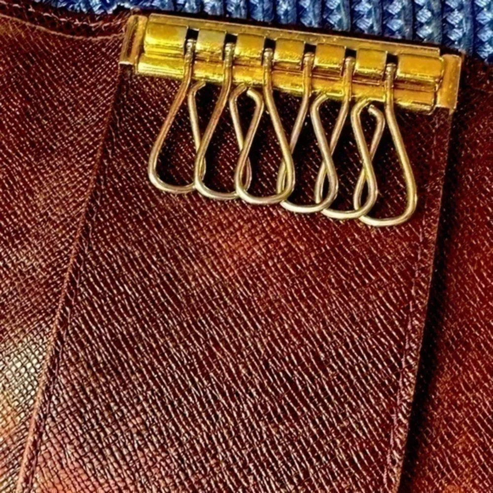 AUTHENTIC Louis Vuitton keycase. Brown Epi leather.